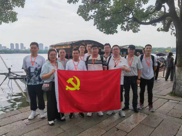 鎮(zhèn)江某單位黨支部，追溯紅色足跡，弘揚(yáng)紅船精神，主題教育活動(dòng)。